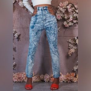 Free Agent Sexy Jeans. Jeans feature chains on the sides. High waisted. Size S